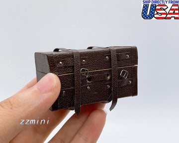 1:12 Dollhouse Miniature Vintage Suitcase Luggage Box Case Chest with Leather Belt Accessories Toy