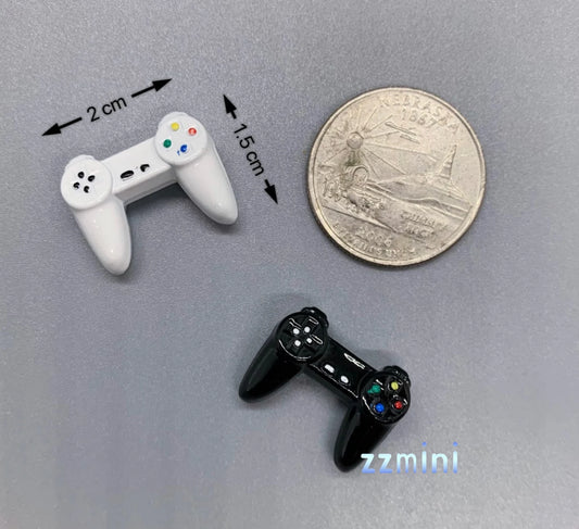 2pcs (Black+White) Dollhouse Miniature PS4 Controller For Fashion Doll Accessories Game Room Decoration